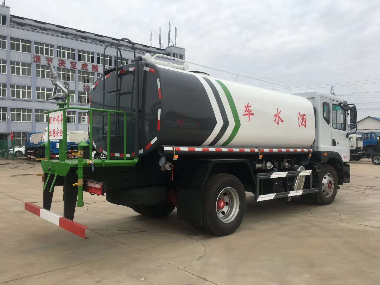 14方洒水车